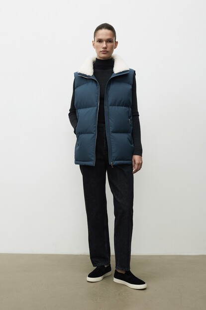 Жилет пуховый с меховым воротником