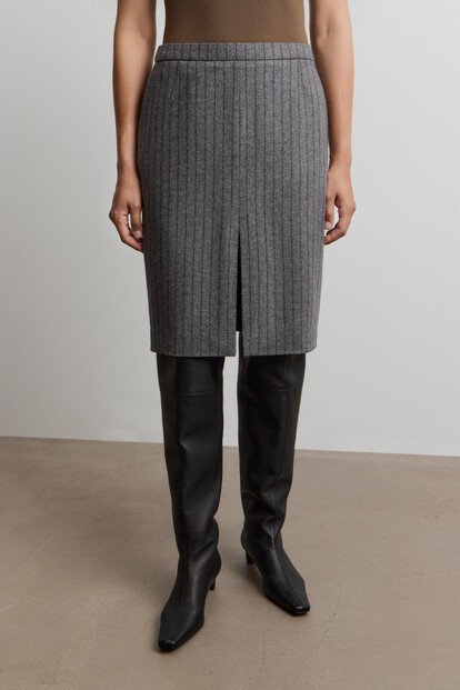 Ұзақ терең минет Инелермен клиторлық пирсинг фото