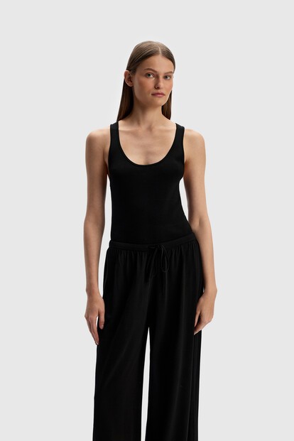 Топ с глубоким вырезом