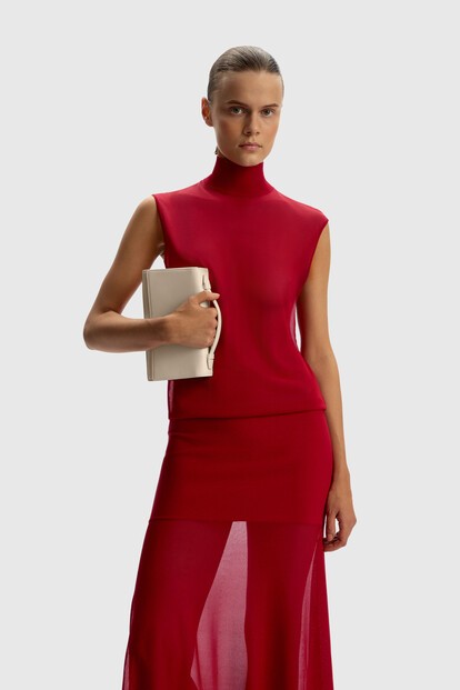 Платье с высоким воротником