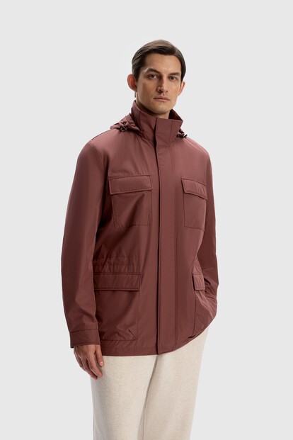 Ветровка с капюшоном