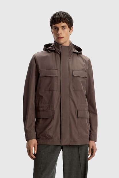 Ветровка с капюшоном