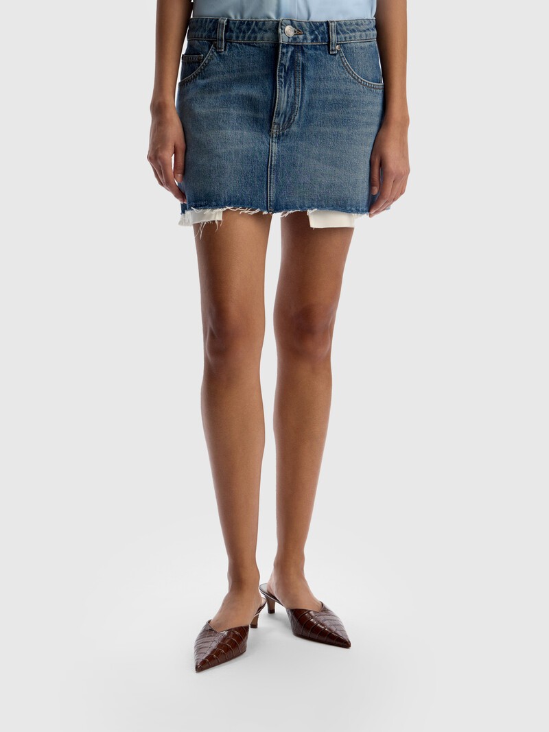 Мини джинсы юбкадағы қыз Мини джинсы юбкадағы қыз